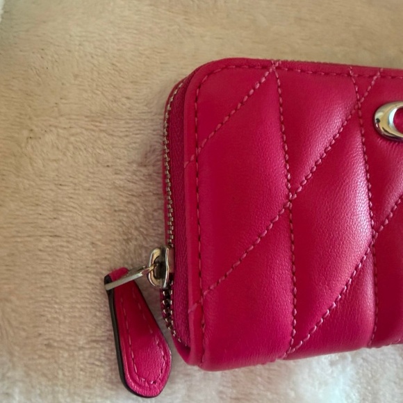 Coach Essential Small Zip Around Card Case with Pillow Quilting Dragonfruit Pink - Picture 4 of 12